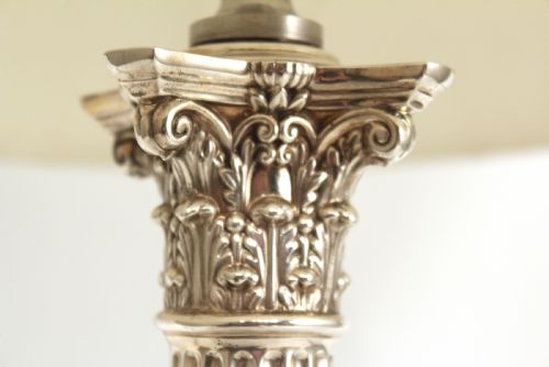 AN EXCEPTIONAL EDWARDIAN SILVER TABLE LAMP BY CLARK SEWELL WITH SILK SHADE AND HALLMARKS LONDON 1901 JBLMKK - ADDITIONAL PHOTO 2