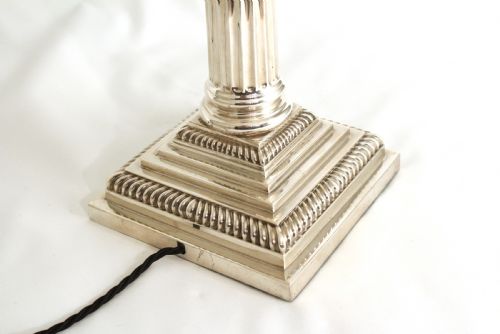 AN EXCEPTIONAL EDWARDIAN SILVER TABLE LAMP BY CLARK SEWELL WITH SILK SHADE AND HALLMARKS LONDON 1901 JBLMKK - ADDITIONAL PHOTO 3