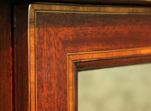 A QUALITY EDWARDIAN MAHOGANY INLAID CENTER DISPLAY CABINET - ADDITIONAL PHOTO 3