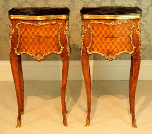 A PAIR OF QUALITY EARLY 20TH CENTURY FRENCH KINGWOOD INLAID ORMOLU MOUNTED BEDSIDE TABLES - ADDITIONAL PHOTO 1