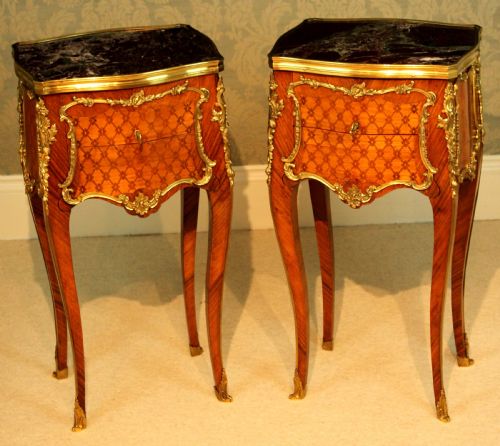 A PAIR OF QUALITY EARLY 20TH CENTURY FRENCH KINGWOOD INLAID ORMOLU MOUNTED BEDSIDE TABLES - ADDITIONAL PHOTO 2