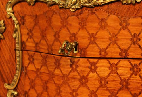 A PAIR OF QUALITY EARLY 20TH CENTURY FRENCH KINGWOOD INLAID ORMOLU MOUNTED BEDSIDE TABLES - ADDITIONAL PHOTO 3