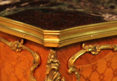 A PAIR OF QUALITY EARLY 20TH CENTURY FRENCH KINGWOOD INLAID ORMOLU MOUNTED BEDSIDE TABLES - ADDITIONAL PHOTO 8
