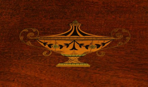 AN IMMACULATE QUALITY LATE VICTORIAN MAHOGANY INLAID DEMILUNE SIDE TABLE - ADDITIONAL PHOTO 4
