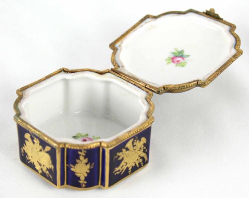 A LATE 19TH C FRENCH GROS BLEU PORCELAIN SHAPED SQUARE CASKET - ADDITIONAL PHOTO 1