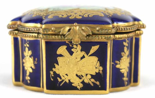 A LATE 19TH C FRENCH GROS BLEU PORCELAIN SHAPED SQUARE CASKET - ADDITIONAL PHOTO 3