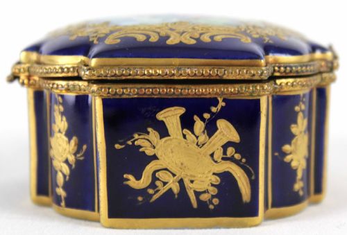 A LATE 19TH C FRENCH GROS BLEU PORCELAIN SHAPED SQUARE CASKET - ADDITIONAL PHOTO 6