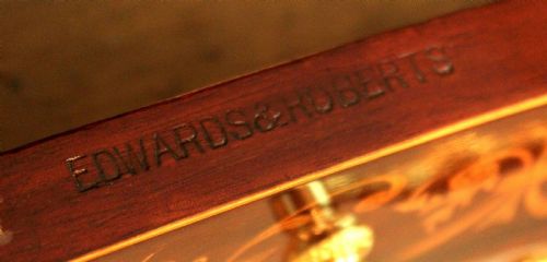 AN OUTSTANDING LATE VICTORIAN MAHOGANY INLAID CARLETON HOUSE STYLE DESK BY EDWARDS ROBERTS - ADDITIONAL PHOTO 11