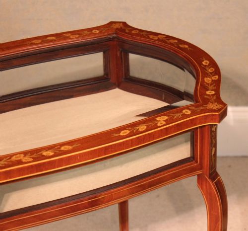 A FINE QUALITY LATE VICTORIAN MAHOGANY INLAID SERPENTINE SHAPED BIJOUTERIE TABLE - ADDITIONAL PHOTO 3