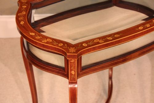A FINE QUALITY LATE VICTORIAN MAHOGANY INLAID SERPENTINE SHAPED BIJOUTERIE TABLE - ADDITIONAL PHOTO 4