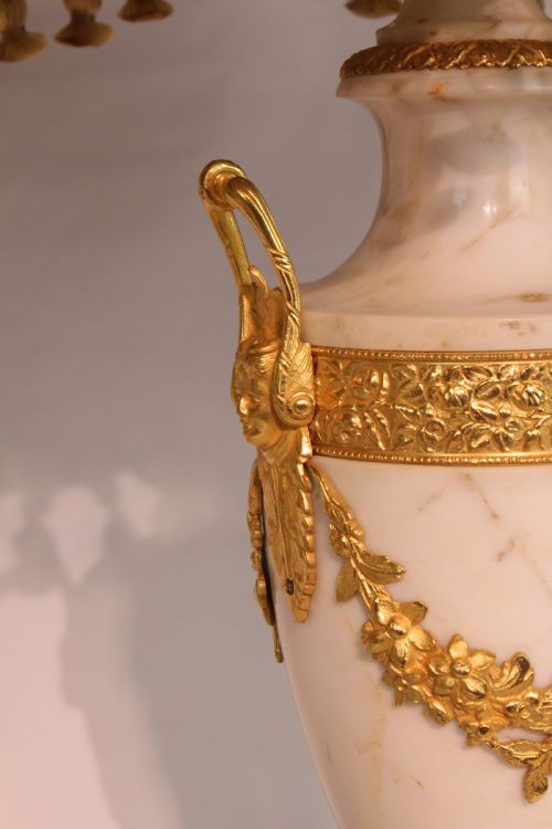 A FINE QUALITY LATE 19TH CENTURY CARRERA MARBLE AND ORMOLU PAIR OF TABLE LAMPS - ADDITIONAL PHOTO 3
