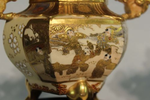 THE QUALITY LATE 19TH CENTURY SATSUMA PAIR OF VASE AND COVERS ON STANDS - ADDITIONAL PHOTO 1