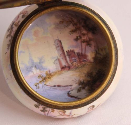 A FINE QUALITY ENAMEL HAND PAINTED SMALL BOX - ADDITIONAL PHOTO 1