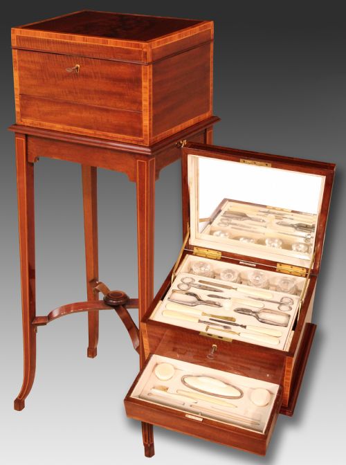 Maple and Co. Kingswood Cross-banded Edwardian Mahogany Fitted Vanity Box