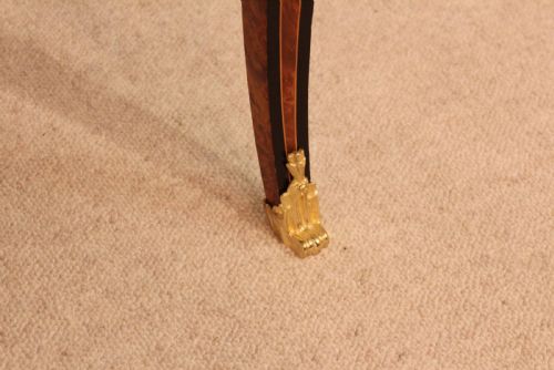AN EXHIBITION QUALITY PAIR OF EDWARDS AND ROBERTS FRENCH STYLE INLAID AND ORMOLU MOUNTED SIDE TABLES - ADDITIONAL PHOTO 3