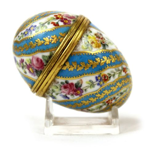 a fine sevres porcelain egg snuff box - CATEGORY: ANTIQUE BOXES - DATED 18TH CENTURY