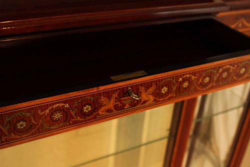 AN EXHIBITION QUALITY LATE VICTORIAN MAHOGANY MARQUETRY FIDDLEBACK DISPLAY CABINET - ADDITIONAL PHOTO 8
