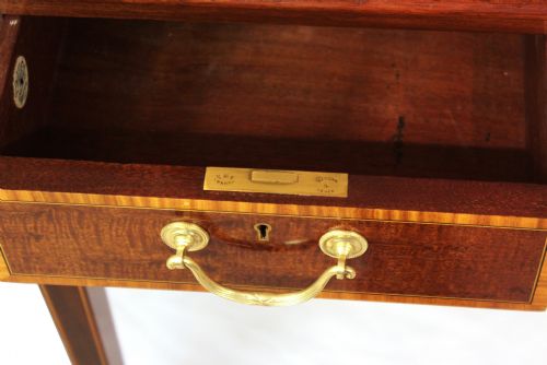 AN ELEGANT EDWARDIAN MAHOGANY CARLTON HOUSE DESK - ADDITIONAL PHOTO 2
