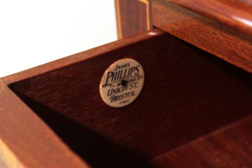 AN ELEGANT EDWARDIAN MAHOGANY CARLTON HOUSE DESK - ADDITIONAL PHOTO 4