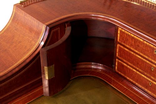 AN ELEGANT EDWARDIAN MAHOGANY CARLTON HOUSE DESK - ADDITIONAL PHOTO 5
