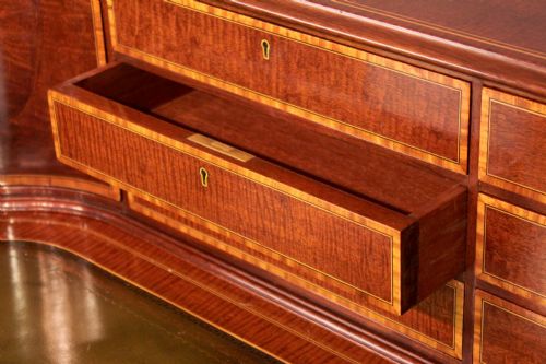 AN ELEGANT EDWARDIAN MAHOGANY CARLTON HOUSE DESK - ADDITIONAL PHOTO 6