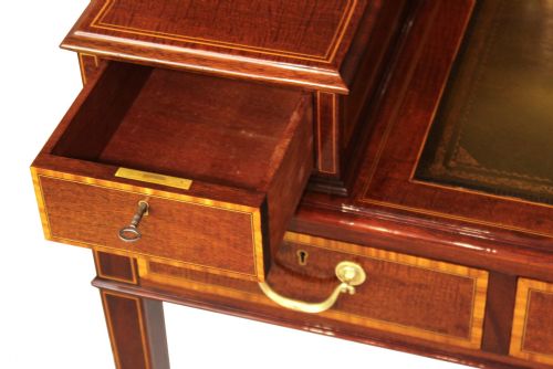 AN ELEGANT EDWARDIAN MAHOGANY CARLTON HOUSE DESK - ADDITIONAL PHOTO 9