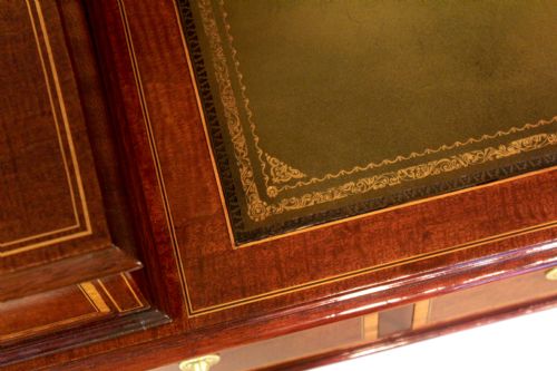 AN ELEGANT EDWARDIAN MAHOGANY CARLTON HOUSE DESK - ADDITIONAL PHOTO 10