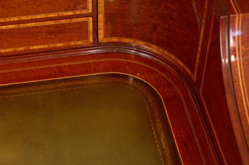 AN ELEGANT EDWARDIAN MAHOGANY CARLTON HOUSE DESK - ADDITIONAL PHOTO 11