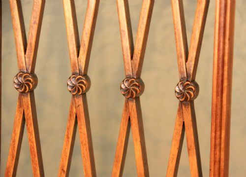 AN ELEGANT PAIR OF PAINTED AND CARVED SATINWOOD SIDE CHAIRS - ADDITIONAL PHOTO 7