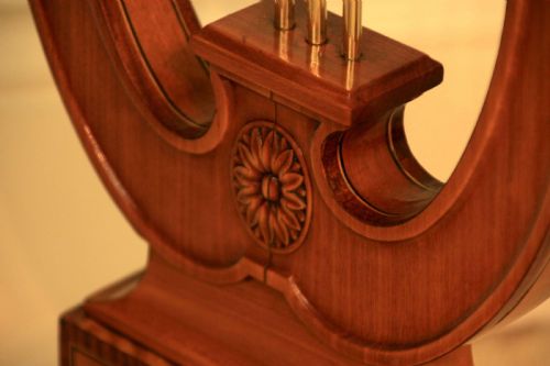 A FINE VICTORIAN MAHOGANY AND SATINWOOD INLAID LYRE ENDED JARDINERE - ADDITIONAL PHOTO 7