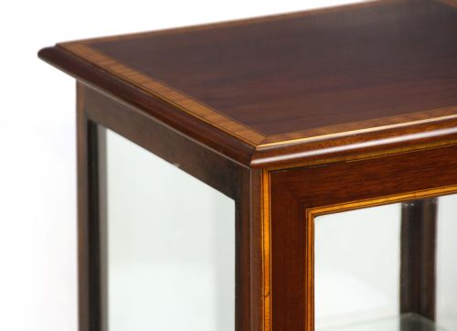 A QUALITY EDWARDIAN MAHOGANY INLAID CENTER DISPLAY CABINET - ADDITIONAL PHOTO 1