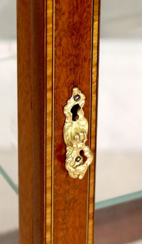 A QUALITY EDWARDIAN MAHOGANY INLAID CENTER DISPLAY CABINET - ADDITIONAL PHOTO 1