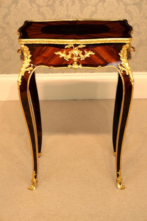 AN EXCEPTIONAL QUALITY LATE 19TH CENTURY ROSEWOOD SMALL WRITING TABLE - ADDITIONAL PHOTO 1