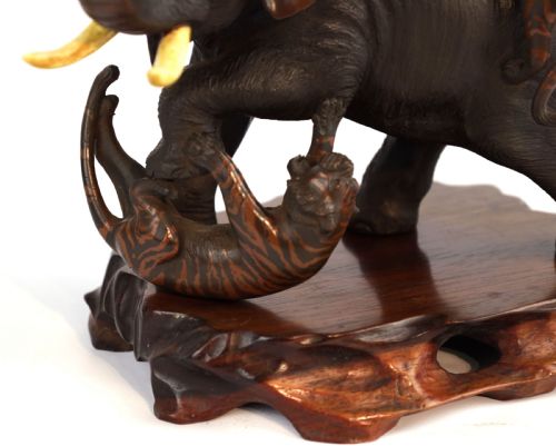 A JAPANESE MEIJI PERIOD BRONZE OF TIGERS AND ELEPHANT - ADDITIONAL PHOTO 3