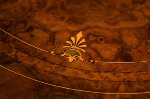 A FINE QUALITY VICTORIAN BURRWALNUT INLAID ROUND TABLE - ADDITIONAL PHOTO 3