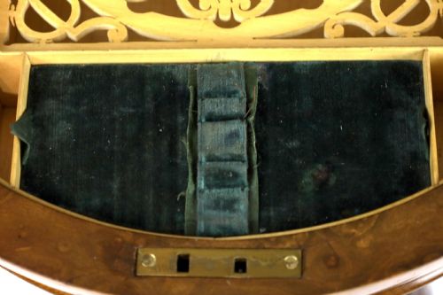 A VICTORIAN WALNUT CIRCULAR WORK TABLE IN THE MANNER OF GILLOWS - ADDITIONAL PHOTO 5