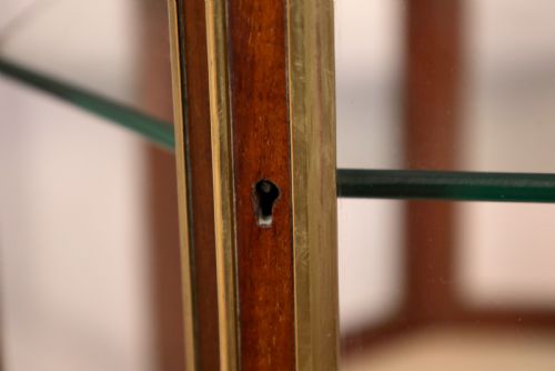 A QUALITY VICTORIAN MAHOGANY BRASS BOUND TIERED CANTED DISPLAY CABINET - ADDITIONAL PHOTO 5