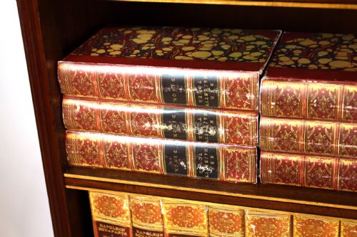 AN EXHIBITION QUALITY PAIR OF MAHOGANY INLAID STANDING BOOKCASES - ADDITIONAL PHOTO 2