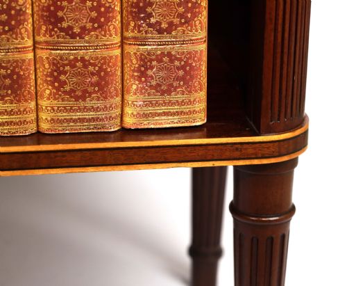 AN EXHIBITION QUALITY PAIR OF MAHOGANY INLAID STANDING BOOKCASES - ADDITIONAL PHOTO 5