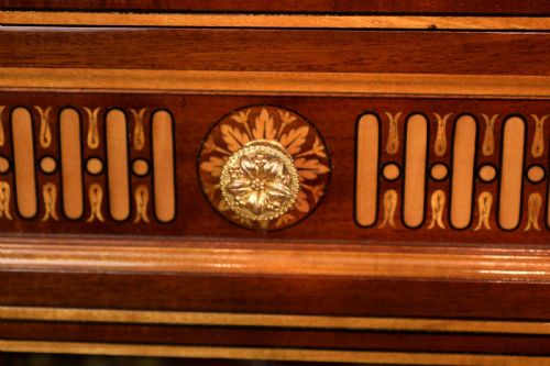 AN EXHIBITION QUALITY PAIR OF MAHOGANY INLAID STANDING BOOKCASES - ADDITIONAL PHOTO 7
