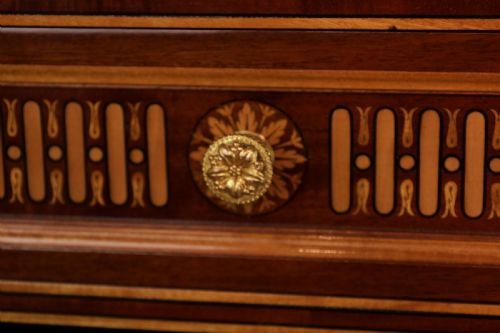 AN EXHIBITION QUALITY PAIR OF MAHOGANY INLAID STANDING BOOKCASES - ADDITIONAL PHOTO 8