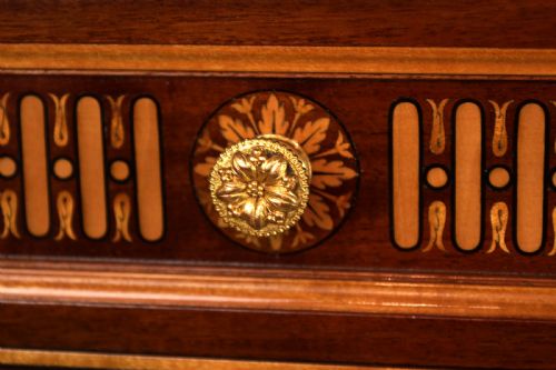 AN EXHIBITION QUALITY PAIR OF MAHOGANY INLAID STANDING BOOKCASES - ADDITIONAL PHOTO 9