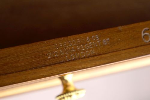 AN EXHIBITION QUALITY PAIR OF MAHOGANY INLAID STANDING BOOKCASES - ADDITIONAL PHOTO 13