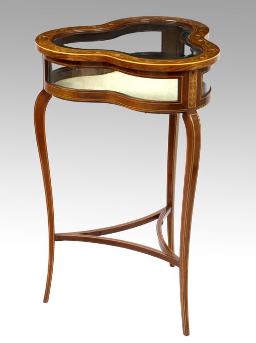 a beautiful victorian mahogany clovershaped bijouterie table - CATEGORY: ANTIQUE TABLES - DATED VICTORIAN