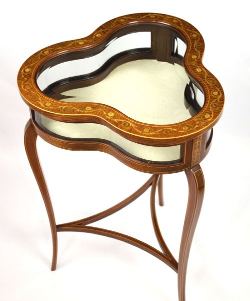 A BEAUTIFUL VICTORIAN MAHOGANY CLOVERSHAPED BIJOUTERIE TABLE - ADDITIONAL PHOTO 2