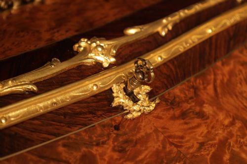 A FINE FRENCH BURR WALNUT AND KINGWOOD ORMOLU MOUNTED BUREAU DE DAME - ADDITIONAL PHOTO 2