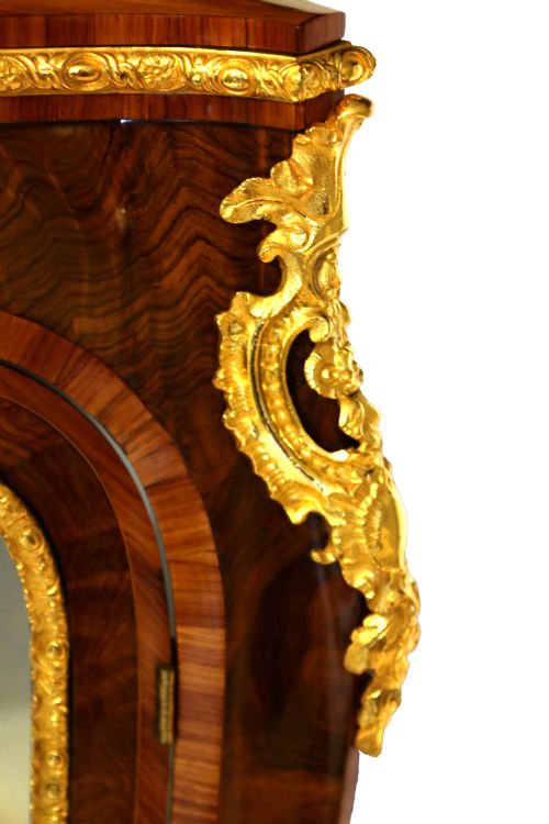 A FINE QUALITY PAIR OF VICTORIAN ORMOLU MOUNTED WALNUT DISPLAY CABINETS - ADDITIONAL PHOTO 3