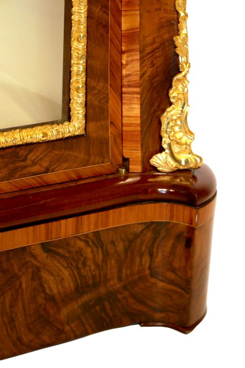 A FINE QUALITY PAIR OF VICTORIAN ORMOLU MOUNTED WALNUT DISPLAY CABINETS - ADDITIONAL PHOTO 4