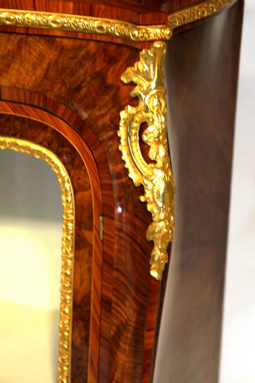 A FINE QUALITY PAIR OF VICTORIAN ORMOLU MOUNTED WALNUT DISPLAY CABINETS - ADDITIONAL PHOTO 6