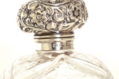 A PAIR OF EARLY 20TH CENTURY SILVER MOUNTED CUT GLASS PERFUME GLOBULAR BOTTLES - ADDITIONAL PHOTO 2